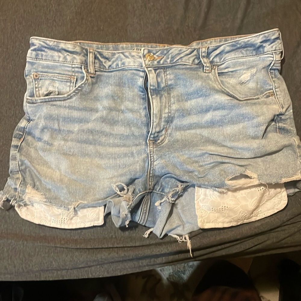American Eagle light washed jean shorts with peekaboo pockets in the size 18 US